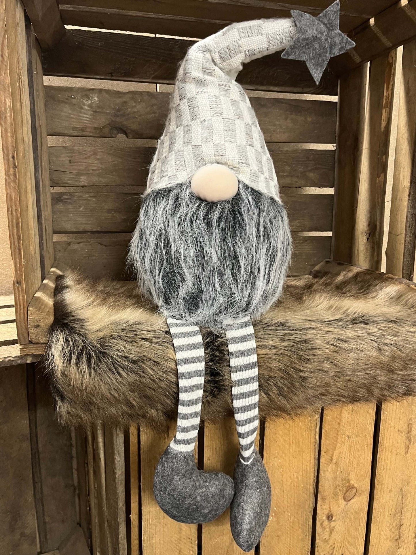 Wichtel Kantenhocker Mimo, gray-beige, 76 cm, sitting on wooden shelf with felt shoes.