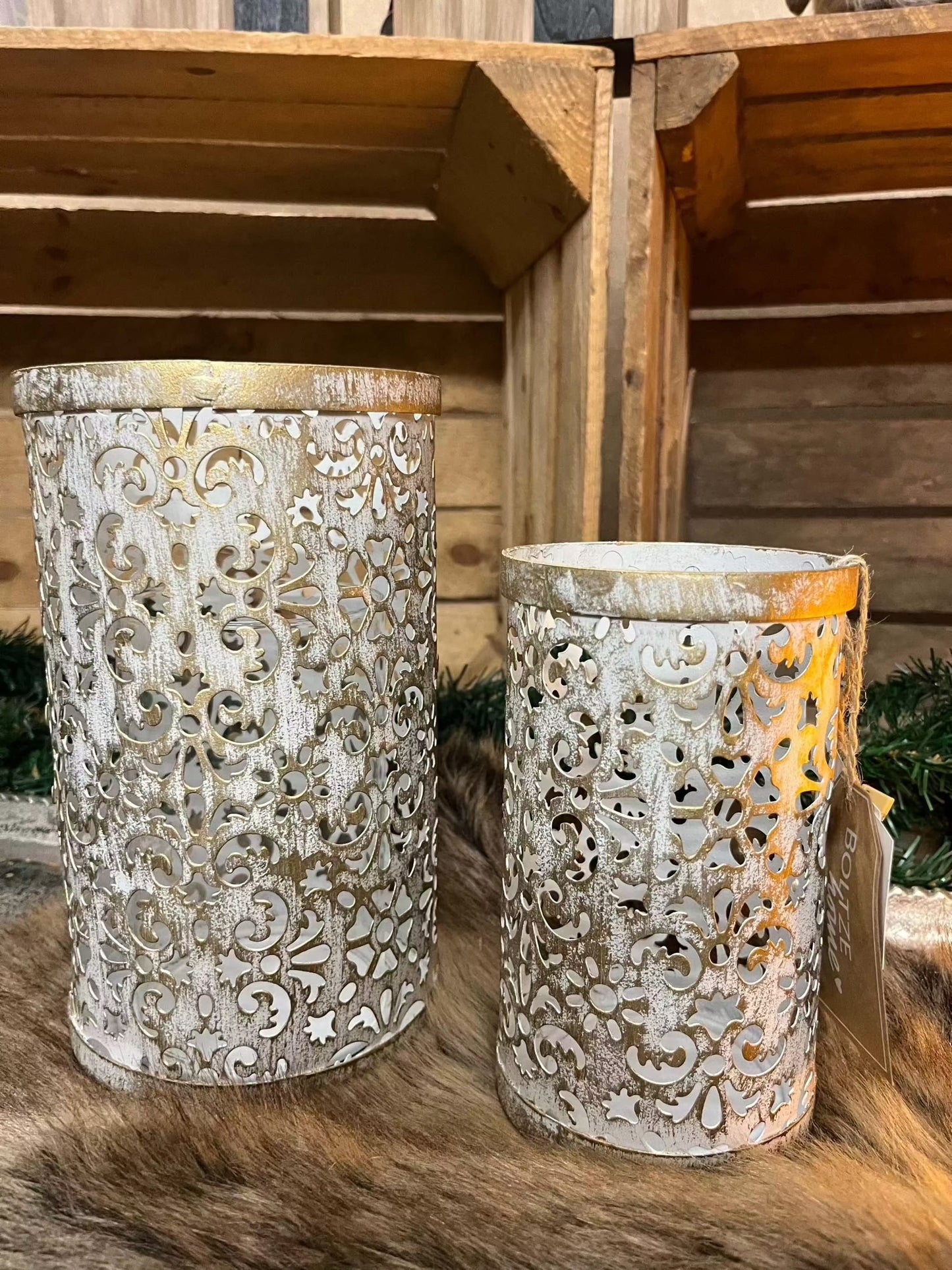 Vintage-style Windlicht Grimaldi in antique gold, available in two sizes.