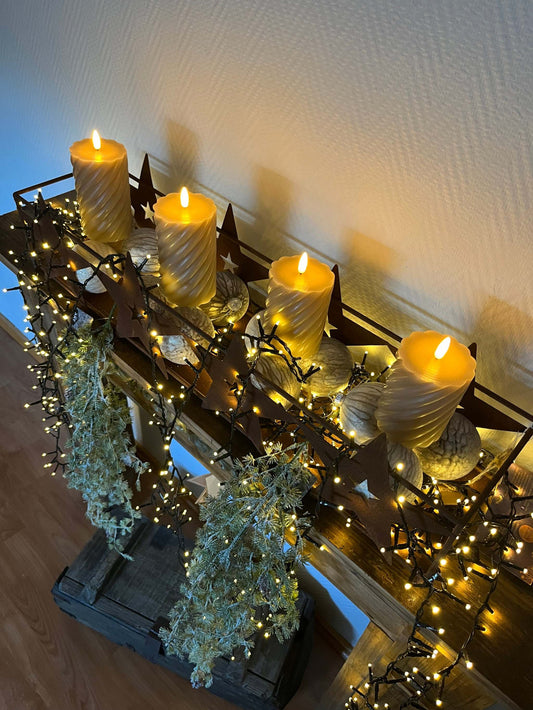 Aufsteller - Rost-Patina, Kugeln, 2Tannenzweige, 4Kerzen