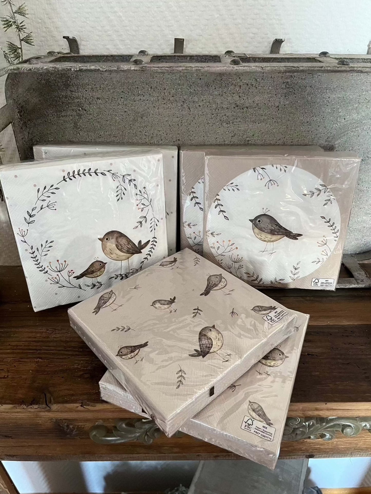 Servietten Vogel Wrennie in drei Designs und Farben Beige, Weiß, Hellgrau, 20 Stück pro Paket.