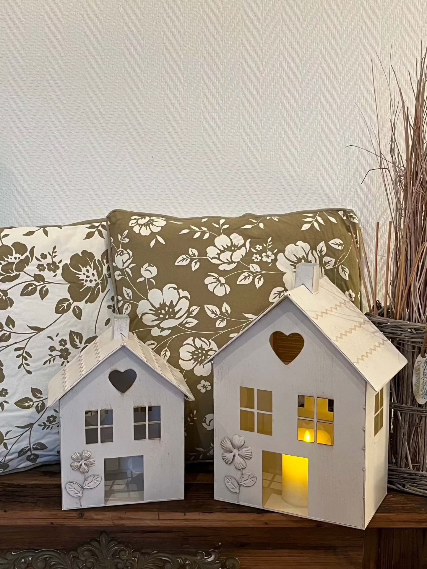 White metal house lanterns Marielle with removable roofs in large and small sizes, perfect for home decor.