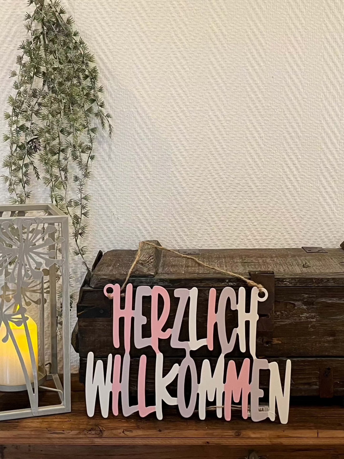 Metallschild Lieblingsplatz "Herzlich Willkommen" in Rosa mit Jutebandaufhänger.