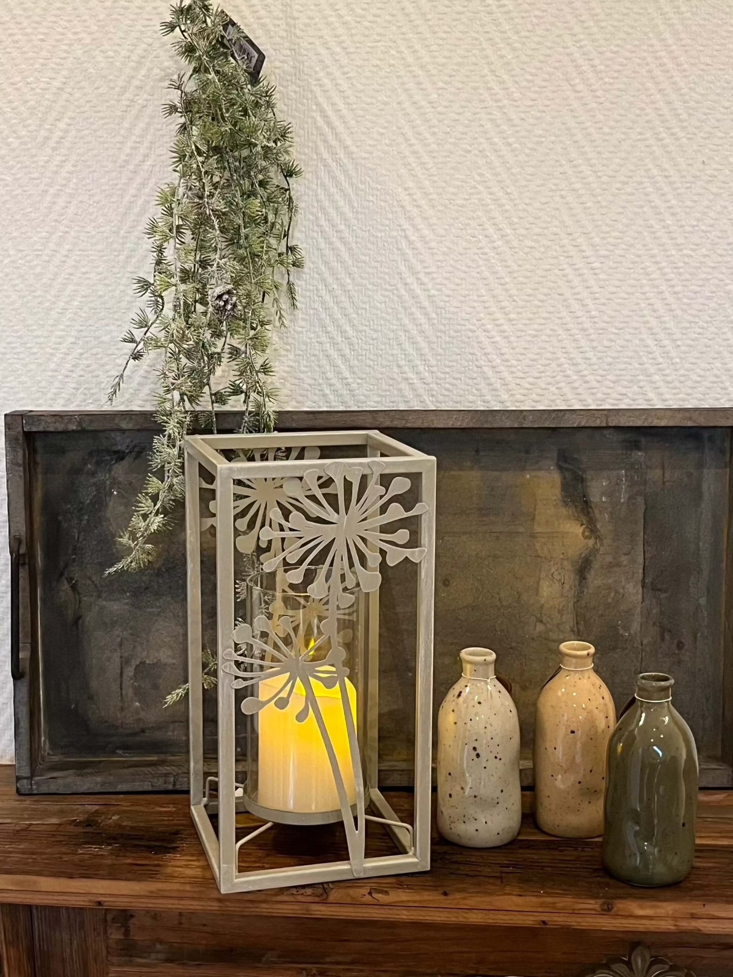 Antique-style light grey windlicht with floral cutout and recycled glass, H30cm.