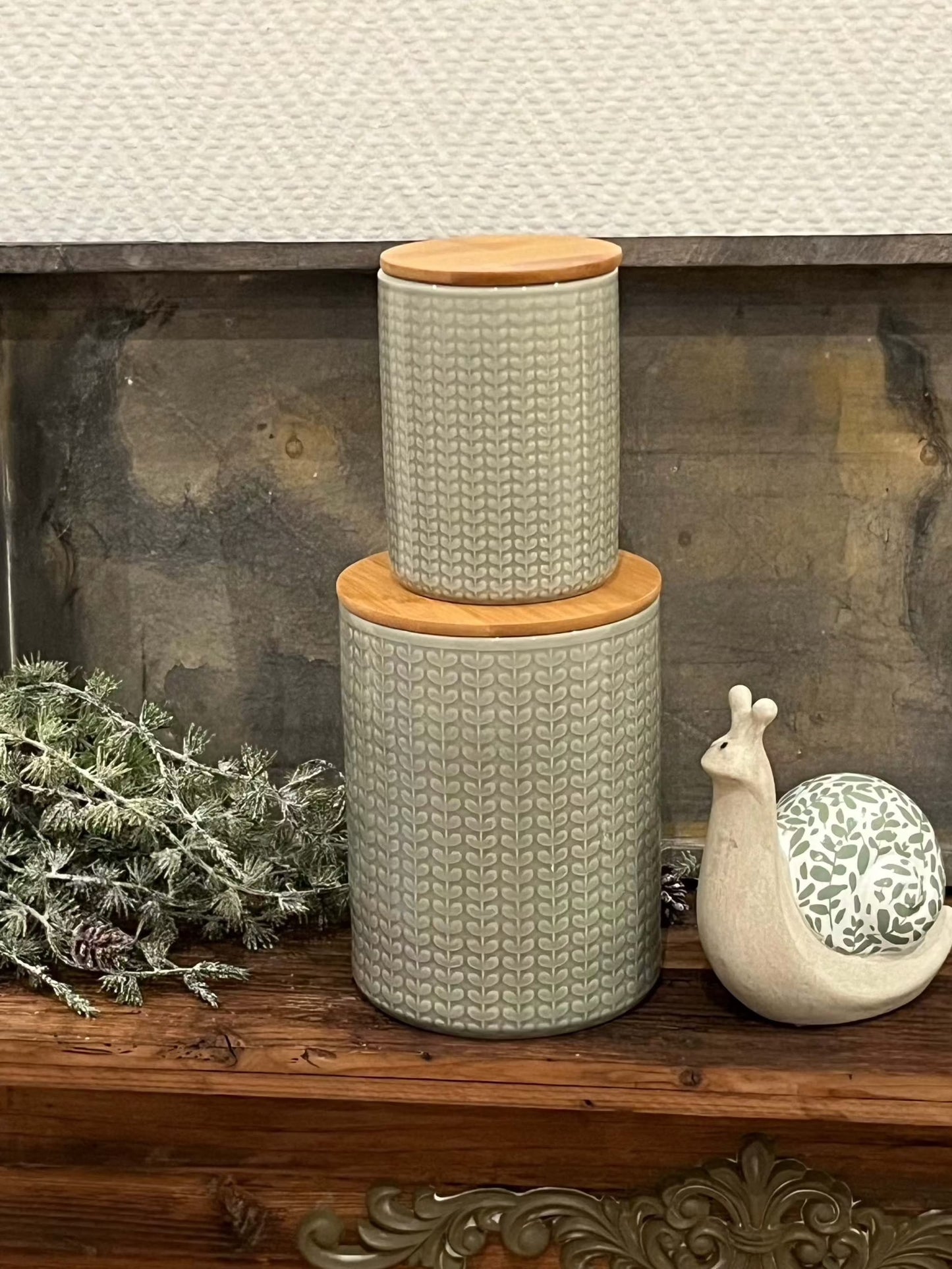 Vorratsdose Sven aus grünem Porzellan mit Bambusdeckel und Ornamenten, H19cm-D14cm, ideale Geschenkidee.