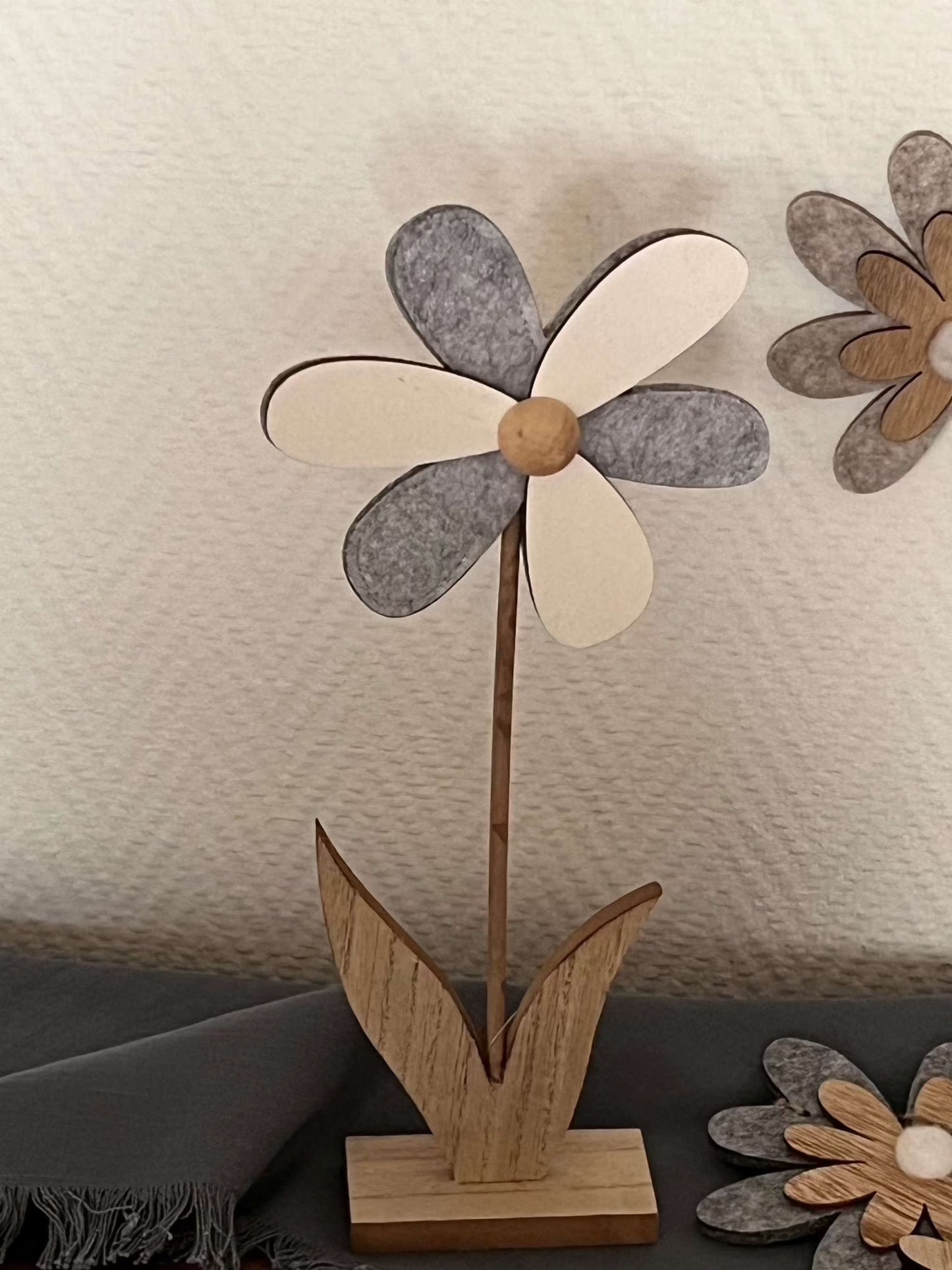 Dekoaufsteller - Filzblume, Grau,Hellgrau u. Beige, Weiß