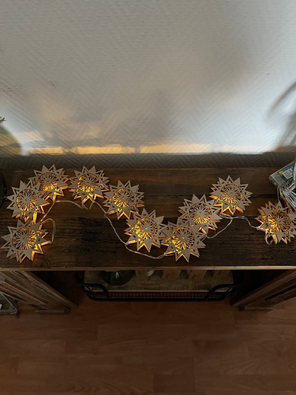 Lichterkette - 10 Sterne aus Holz, 3 Design, ca. L100 cm