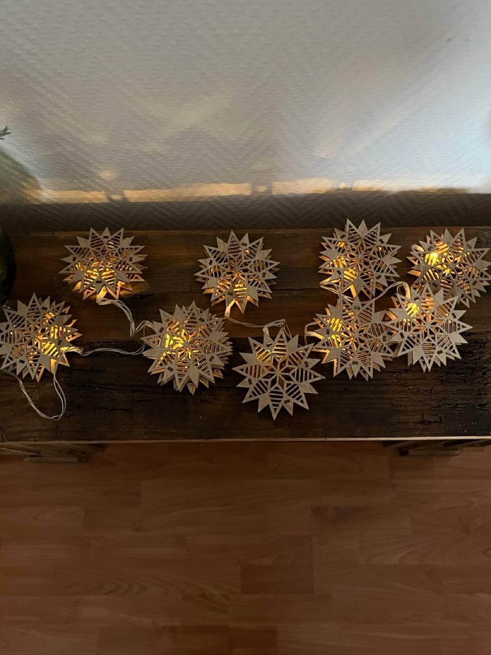 Lichterkette - 10 Sterne aus Holz, 3 Design, ca. L100 cm