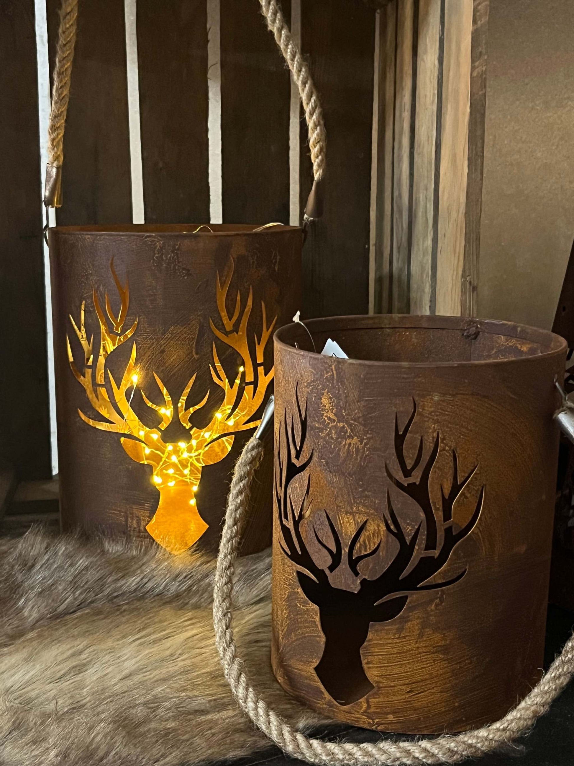 Windlicht Eisen mit Rost Patina und Rentierkopf Motiv im Set mit Lichterkette