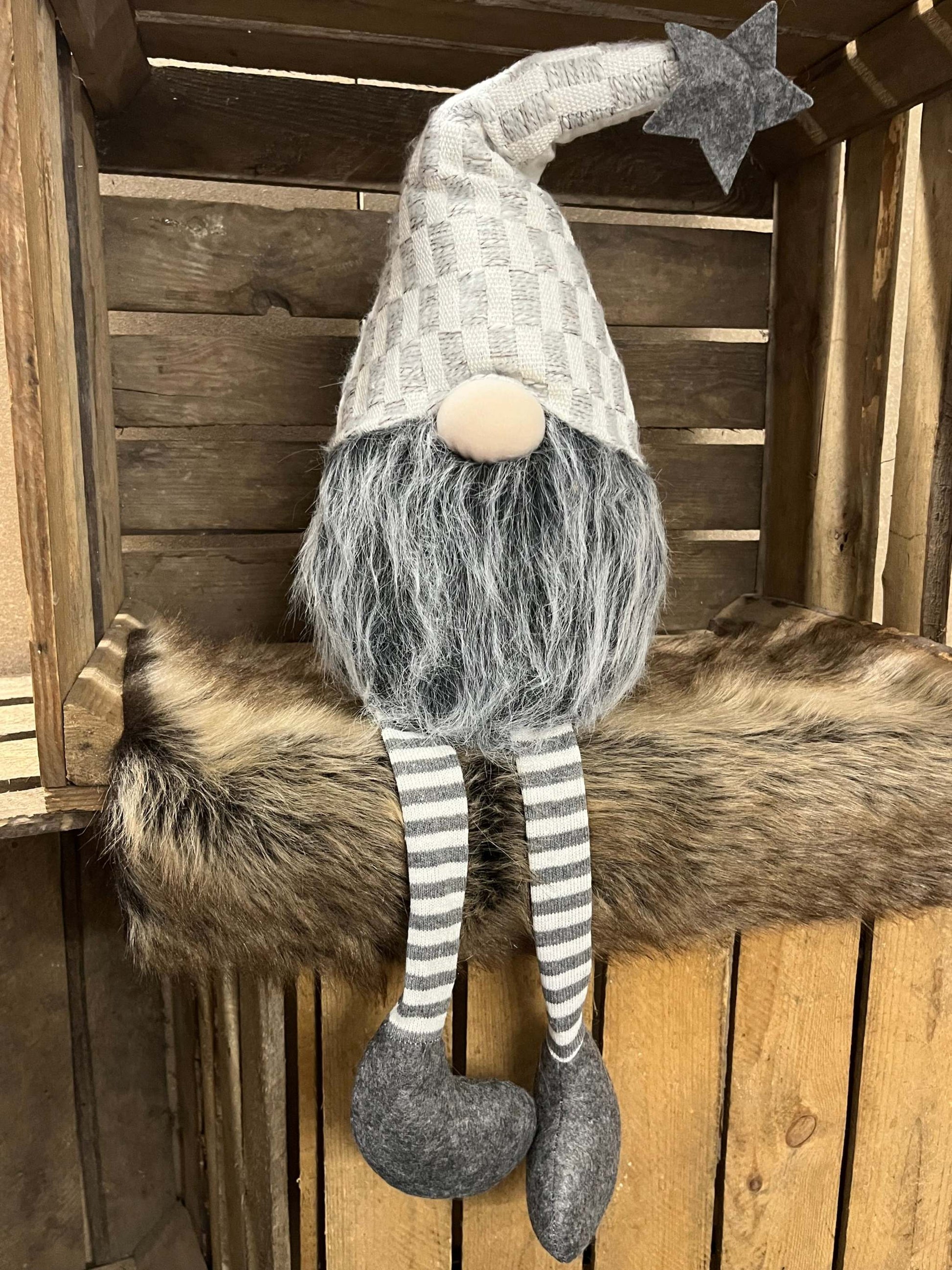 Wichtel Kantenhocker Mimo, gray-beige, 76 cm, sitting on wooden shelf with felt shoes.
