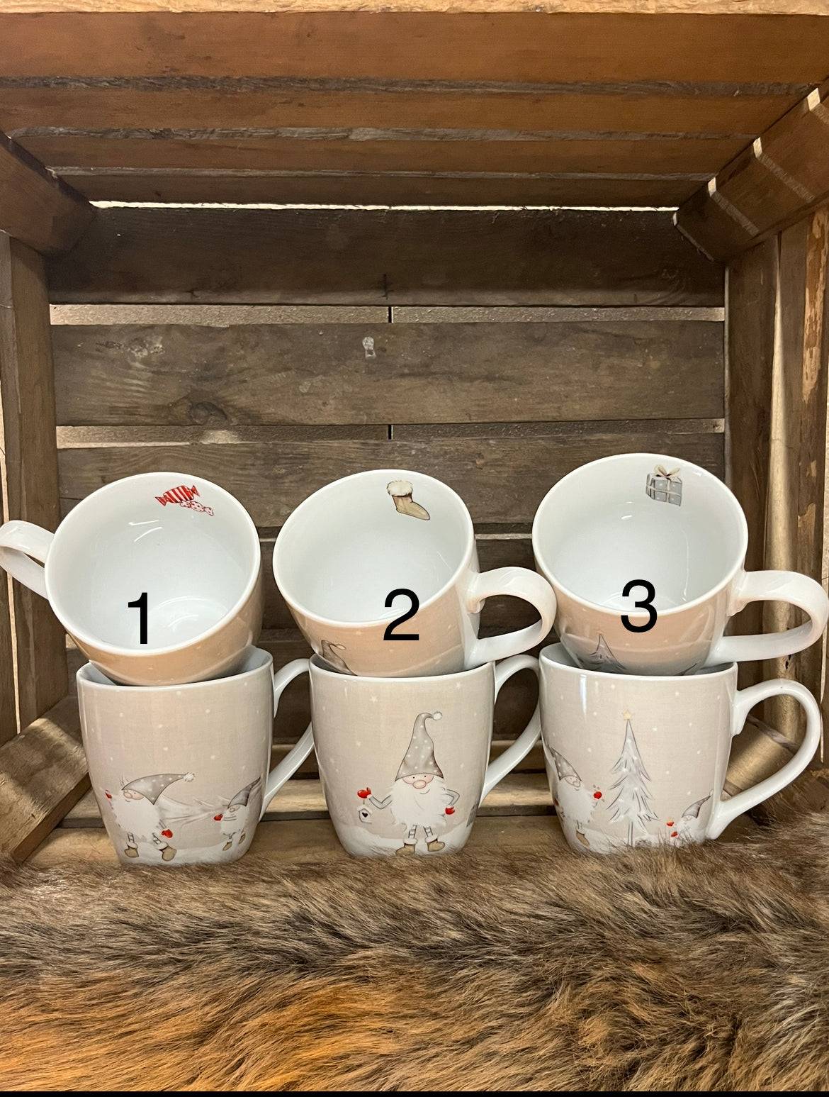 Jumbobecher 480 ml set of three colorful dishwasher-safe mugs with beige, gray, red, and white designs in a wooden crate